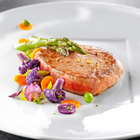Photographie culinaire Lyon : pavé de bœuf et légumes colorés