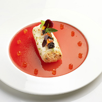 Photographie culinaire : assiette velouté de fèves et fleur rouge